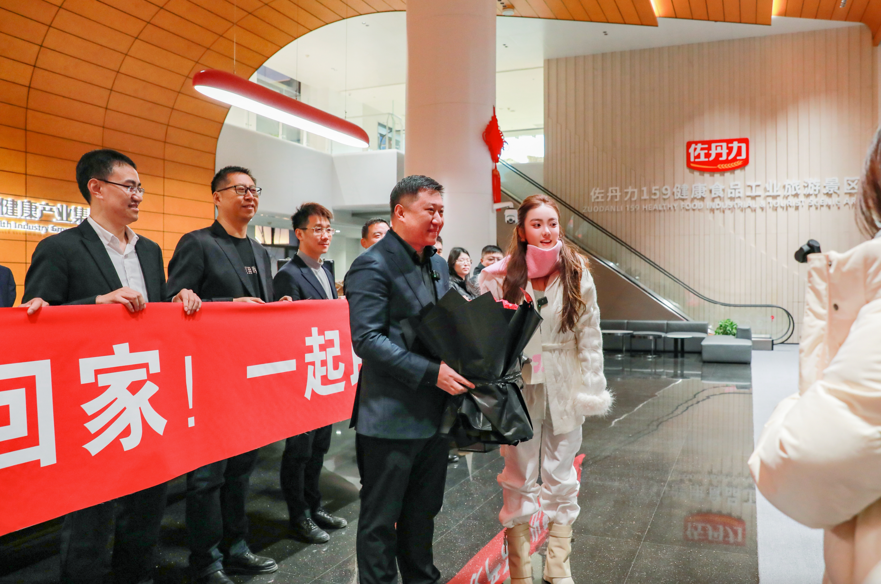 快手头部主播蛋蛋亲临佐丹力品质溯源！瞬间售罄10万盒“焕主食”-吉林直播专场