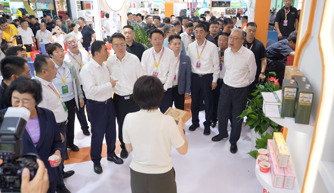 佐丹力集团全系列产品亮相第二十五届农博会，原农业部党组成员张玉香、吉林省副省长刘伟、长春市长顾刚、副市长曹武等领导莅临佐丹力展位